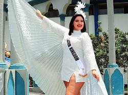 Ana in her uk national wear as a swan at international beauty pageantn